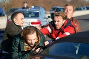 Das Unfallopfer Isabell ist schwer verletzt, der Sanitäter Moritz (Max Woelky, 2.v.r) ist entsetzt von der Gleichgültigkeit des Rasers. Semir (Erdogan Atalay, l.) und Paul (Daniel Roesner, r.) verhören Boris (Joseph Bundschuh), als Moritz plötzlich auf ihn losgeht.