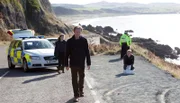 Die Spuren am Straßenrand sehen für Detective Inspector Jimmy Perez (Douglas Henshall, Mitte) und seine Kollegen Sandy (Steven Robertson, re.) und Alison McIntosh (Alison O'Donnell, li.) nicht nach einem Unfall aus.
