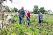 Gastgeber Torben Sauerland mit seinen Eltern bei der Gartenarbeit.