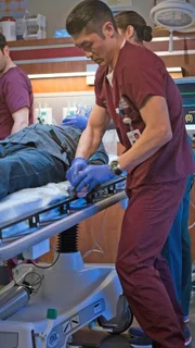 V.l.: Dr. Connor Rhodes (Colin Donnell), Dr. Ethan Choi (Brian Tee), Nurse Doris (Lorena Diaz). Die Verwendung des sendungsbezogenen Materials ist nur mit dem Hinweis und Verlinkung auf TVNOW gestattet.