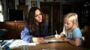 Frühling Mit Regenschirmen fliegen Gegenseitiges Vertrauen: Simone Thomalla als Katja, Nele Richter als Mathilda