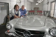 Beim Entrümpeln der Garage machen Bernd (Volker Herold, l.) und Friedrich (Wilhelm Manske, r.) einen ebenso unerwarteten wie erfreulichen Fund: Einen Oldtimer, den Friedrich längst "vergessen" hatte ...