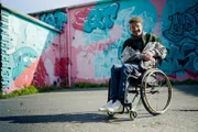 Landtagsabgeordneter Dennis Sonne vor seinem Wahlkreisbüro in Lüdinghausen: Er ist Sprecher für Inklusion und Behindertenpolitik der Grünen Landtagsfraktion in Nordrhein-Westfalen.