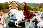 Eine Prinzessin auf einem Pferd auf der Flucht über eine Autobahn... Ist das nur ein großangelegtes Fantasy-Rollenspiel oder ein wahres Verbrechen? Dr. Rosa Thalbach ist in Wirklichkeit eine Sprachwissenschaftlerin und hat in alten Unterlagen Hinweise auf einem uralten Schatz gefunden. Gangster sind ihr auf den Fersen und wollen wissen wo der Schatz ist!