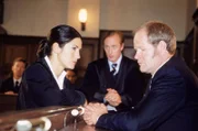Staatsanwältin Sturm (Mariella Ahrens) treibt den angeklagten Dr. Kron (Guntbert Warns, re.) und dessen Verteidiger (Wilfried Hochholdinger) in die Enge.