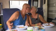 S04F04: Hannes und Christine Müller feiern ihren Goldenen Hochzeitstag auf dem Campingplatz. Dafür legt sich Hannes besonders ins Zeug, um seine Liebste glücklich zu machen.