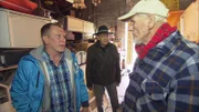 Trödel-Experte Otto Schulte (li.) mit Wolfgang (76, re.) und dessen Schwiegersohn Gerhard (Mitte) in der großen Halle