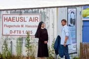 Sam darf keine großen Maschinen mehr fliegen (v.li.: Janina Hartwig, Ben Blaskovic).
