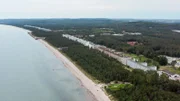 Doch Größenwahn strebt nicht nur in die Höhe, er kann sich auch in die Länge ziehen. Das Seebad Prora auf Rügen erstreckt sich über 5 Kilometer und gilt als das längste Gebäude der Welt.