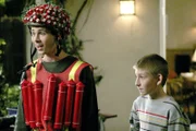 "Malcolm mittendrin", "Der Mutter-Sohn-Krieg." Lois liefert sich ein erbittertes Kräftemessen mit klein Jamie. Das Baby scheint seiner Mutter alles zum Trotz zu machen. Malcolm, Reese und Dewey finden ein großes Trampolin. Sogleich überlegen sie, welchen Schabernack sie damit treiben könnten.Im Bild (v.li.): Justin Berfield (Reese), Erik Per Sullivan (Dewey).