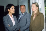 Jana Lange (Susanne Hoss) glaubt nicht an einen natürlichen Tod ihres Lebensgefährten. Sie erzählt Staatsanwältin Sturm (Mariella Ahrens, li.) und Kommissar Kehler (Wolfgang Bathke), dass sie seine Verwandtschaft verdächtigt.
