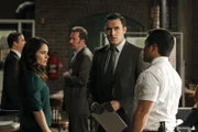 Machen sich auf die Suche nach Patrick Jane: Teresa Lisbon (Robin Tunney, l.), Wayne Rigsby (Owain Yeoman, M.) und Kimball Cho (Tim Kang, r.) ...