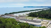 Prora wurde 1936 bis 1939 gebaut, blieb jedoch unvollendet. In der Megastruktur sollten durch die Organisation „Kraft durch Freude“ 20.000 Menschen gleichzeitig Urlaub machen können.