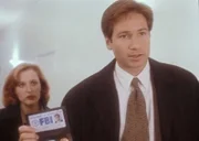 Scully (Gillian Anderson, l.) und Mulder (David Duchovny, r.) sind einem Serienmörder auf der Spur, der seinen Opfern das Körperfett absaugt.