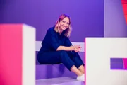 SRF Kids – Next Level: Staffel 4 Folge 6 Pokal im Visier: Wer meistert die finale Challenge? Moderatorin Anna Zöiig mit dem Pokal 2025