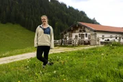 Die Sennerin der Jochbergalm Hannah Hien im Portrait vor der Hütte