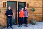 V.l.: Kevin McCloud, Kate und Rob