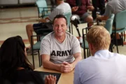 Charlies (Ben Bowen, M.) Traum könnte Dank Callie (Sarah Ramirez, l.) und Owen (Kevin McKidd, r.) Wirklichkeit werden, wenn seine Muskeln auf das neue Roboterbein reagieren ...