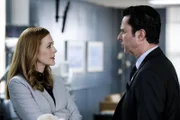 Grace (Jennifer Finnigan, l.);  Roland Cavanaugh (Jonathan Silverman, r.)