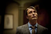Der erfahrene und erfolgreiche Dr. Hannibal Lecter (Mads Mikkelsen) wird dem Profiler Will Graham zur Seite gestellt. Niemand ahnt etwas von dem dunklen Geheimnis des renommierten Psychologen ...