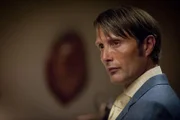 Besser kann es für den angesehenen Psychologen und soziopathischen Serienmörder Dr. Hannibal Lecter (Mads Mikkelsen) nicht laufen: Er wird von Jack Crawford angeheuert, für ihn und das FBI zu arbeiten ...