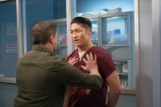 Derweil versucht Dr. Ethan Choi (Brian Tee) dem Zustand eines verletzten Nachwuchs Eishockeyspielers auf den Grund zu gehen, dessen herrischer Vater, Jack Cooper (Lochlyn Munro), versucht, alle Fäden in der Hand zu halten.