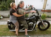 Oliver (55) nimmt Tauschmutter Nicole auf seiner Harley Davidson mit.