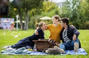 Für ein Frühstücks-Picknick kommen Julia (Mirka Pigulla, l.), Elly (Juliane Fisch, m.) und Ben (Philipp Danne, r.) zusammen. Es ist so schön, dass man wahre Freunde hat auf die man zählen kann, wenn es drauf ankommt.