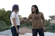 L-R: Clarice Fong  (Jamie Chung) und John Proudstar (Blair Redford).
