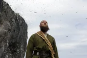 Reenactors Wikinger in einer Tölpel-Kolonie mit hunderten von Tölpel, die über Bass Rock in Schottland fliegen.