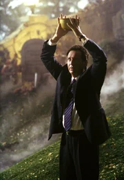 In der Hollywood-Verfilmung eines "Akte X"-Falles wird Mulder von dem Schauspieler Garry Shandling dargestellt.