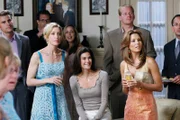 Lynette (Felicity Huffman, l.), Susan (Teri Hatcher, M.) und Gabrielle (Eva Longoria, r.) können nicht glauben, was Carolyn Bigsby von Orson behauptet ...