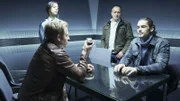 Paul (Daniel Roesner, l.) und Semir (Erdogan Atalay, 2.v.r.) quetschen Timo (Nik Xheliaj, r.) aus. Dana (Gizem Emre) bringt ein neues Beweisstück vor...