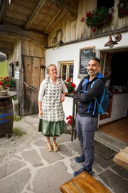Sennerin Hannah Hien und Marcus Fahn im Gespräch vor der Hütte