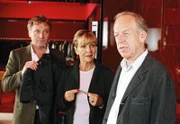 Bertram (Rüdiger Vogler, rechts) ist eifersüchtig auf Julies (Gila von Weitershausen) Verehrer Claus (Bernhard Schir).