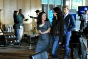 Teresa (Robin Tunney, M.) und Patrick (Simon Baker, r.) ermitteln in einen neuen Fall. Doch kann ihnen Tiffany Stark (Senta Moses, l.) weiterhelfen?
