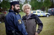 Kommissarin Mella (Eva Melander) mit dem Polizisten Tommy (Ardalan Esmaili).
