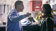 Dana (Gizem Emre) durchsucht die Werkstatt und wird von Murat (Timur Ülker) erwischt.