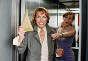 Dana Weber (Gaby Dohm, li.) kämpft gegen ihre intrigante Kollegin Elli Peters (Tatjana Alexander) um den Posten der Chefredakteurin.