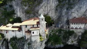 Wie ein Schwalbennest hängt das Kloster Santa Caterina del Sasso an den steilen Klippen über dem Lago Maggiore.