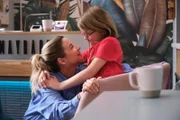 Ute (Isabell Hertel, l.) schöpft durch Maja Kraft und Zuversicht.