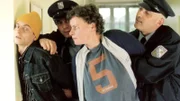 Melanies (Sigrid M. Schnückel) Fluchtplan ist gescheitert und Mike (Tino Blazejewski, li.) und sie werden von Hendrik (Ulrich Drewes, 2.v.li.) und Brock (Leon Boden) festgenommen.
