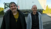 Experte Mauro eilt Ulrich (li.) und Martin (re.) zu Hilfe, der sein Haus zu verlieren droht. Um die finanzielle Last zu erleichtern, soll die Uhren- und Porzellansammlung seiner verstorbenen Eltern verkauft werden. Doch das gestaltet sich schwieriger als gedacht.