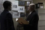 Detective Bloomenrader (l.); Detective DeNeire (r.)