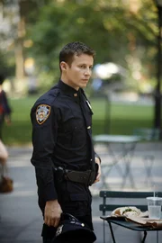 Jamie Reagan (Will Estes) bemüht sich weiter, ein guter Polizist zu werden und schafft es sogar zu einer Verhaftung wegen unerlaubten Waffenbesitzes ...