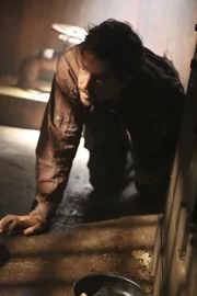 NCIS Special Agent McGee (Sean Murray) und sein Kollege Gibbs werden nach Kämpfen im Dschungel von Paraguay von Rebellen gefangen gehalten.