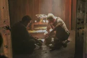 Nach einer Befreiungsaktion im Dschungel von Paraguay werden McGee (Sean Murray, l.) und Gibbs (Mark Harmon, r.) vom Rebellenanführer entführt.