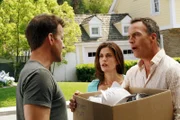 Mike (James Denton, l.) macht Karl (Richard Burgi, r.) demonstrativ klar, dass er der Mann in Susans (Teri Hatcher, M.) Leben ist ...