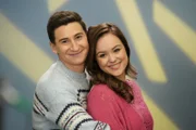 L-R: Geoff Schwartz (Sam Lerner) and Erica Goldberg (Hayley Orrantia)