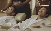 Kono, Chin und Lou ermitteln im Fall eines Mannes, der tot hinter einem Nachtclub aufgefunden wurde, während Steve (Alex O'Loughlin) und Danny (Scott Caan) einen ganz besonderen Tag miteinander verbringen.